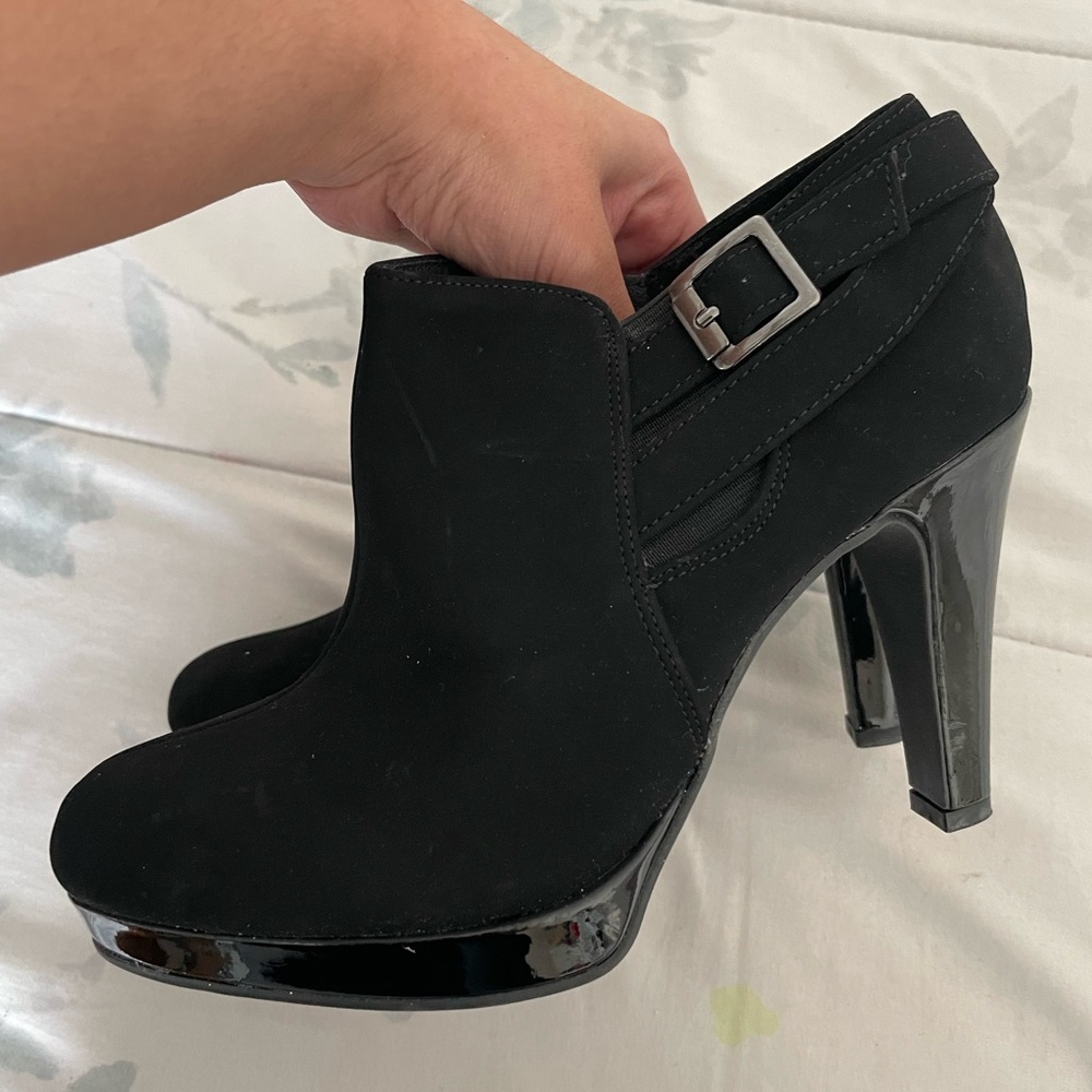 Kenneth Cole black high heels